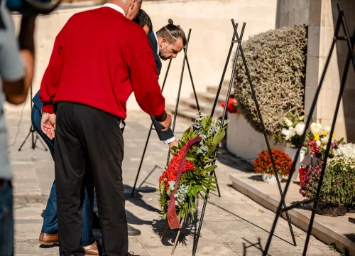 Fotografija 7 - Na spomen-kosturnicu na Kvanju stavljeni karanfili: 'Za poginule neće biti zvučnika po gradu, ali će biti ponosa i prkosa'