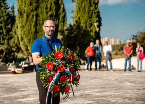 Fotografija 9 - Na spomen-kosturnicu na Kvanju stavljeni karanfili: 'Za poginule neće biti zvučnika po gradu, ali će biti ponosa i prkosa'