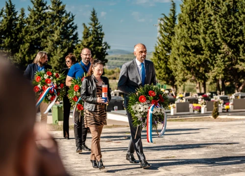 Fotografija 11 - Na spomen-kosturnicu na Kvanju stavljeni karanfili: 'Za poginule neće biti zvučnika po gradu, ali će biti ponosa i prkosa'
