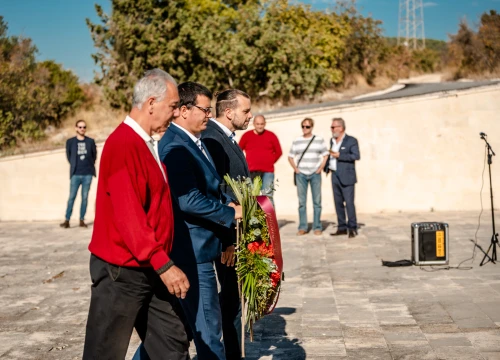 Fotografija 21 - Na spomen-kosturnicu na Kvanju stavljeni karanfili: 'Za poginule neće biti zvučnika po gradu, ali će biti ponosa i prkosa'
