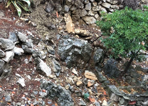 Fotografija 2 - 'Čeka li gradska uprava da netko pogine?' Stanari Škopinca na mukama, u dvorišta im godinama padaju stijene