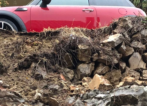 Fotografija 1 - 'Čeka li gradska uprava da netko pogine?' Stanari Škopinca na mukama, u dvorišta im godinama padaju stijene