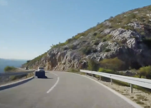 Netko je izgubio kauč na cesti između Gračaca i Obrovca