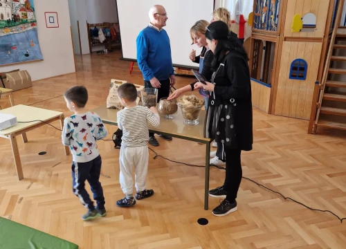 Fotografija 7 - Inovatori posjetili djecu u vrtiću Vidici: 'Kad je baka po vrtu posipala otrovno gnojivo, ubila je mog ježa'
