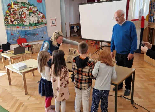 Fotografija 9 - Inovatori posjetili djecu u vrtiću Vidici: 'Kad je baka po vrtu posipala otrovno gnojivo, ubila je mog ježa'
