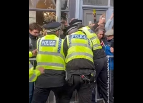 Muškarac jajima gađao kralja Charlesa, priveden je