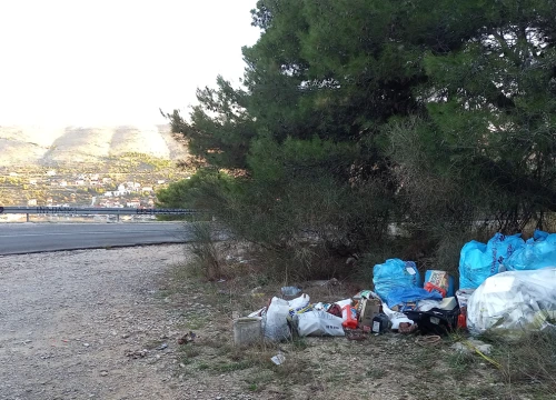 Fotografija 1 - Netko je izbacao smeće na području Jelinjaka: 'Kako mogu tako besramno bacati?'