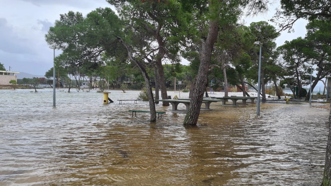 Poplavila Jadrija: More ispred kabina, bazen iza njih
