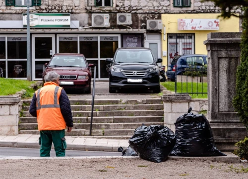 Fotografija 7 - Brojimo sitno do najveselijih dana u godini: Počelo čišćenje i ukrašavanje Đardina