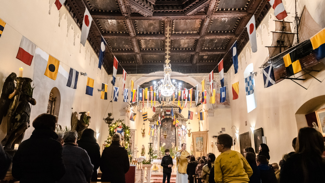 Danas na sv. Nikolu otvorena je istoimena crkva iza zgrade Županije: Poklone dijelio don Krešimir Mateša