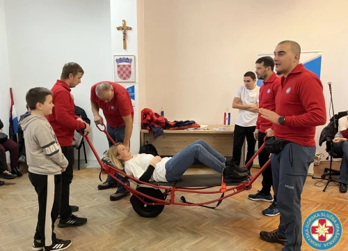 Fotografija 1 - Kninski HGSS-ovci posjetili umirovljenike
