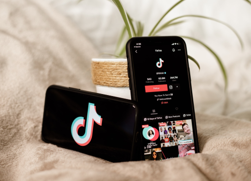 Čari interneta: Studija potvrdila da TikTok gura štetne sadržaje u feedove tinejdžera