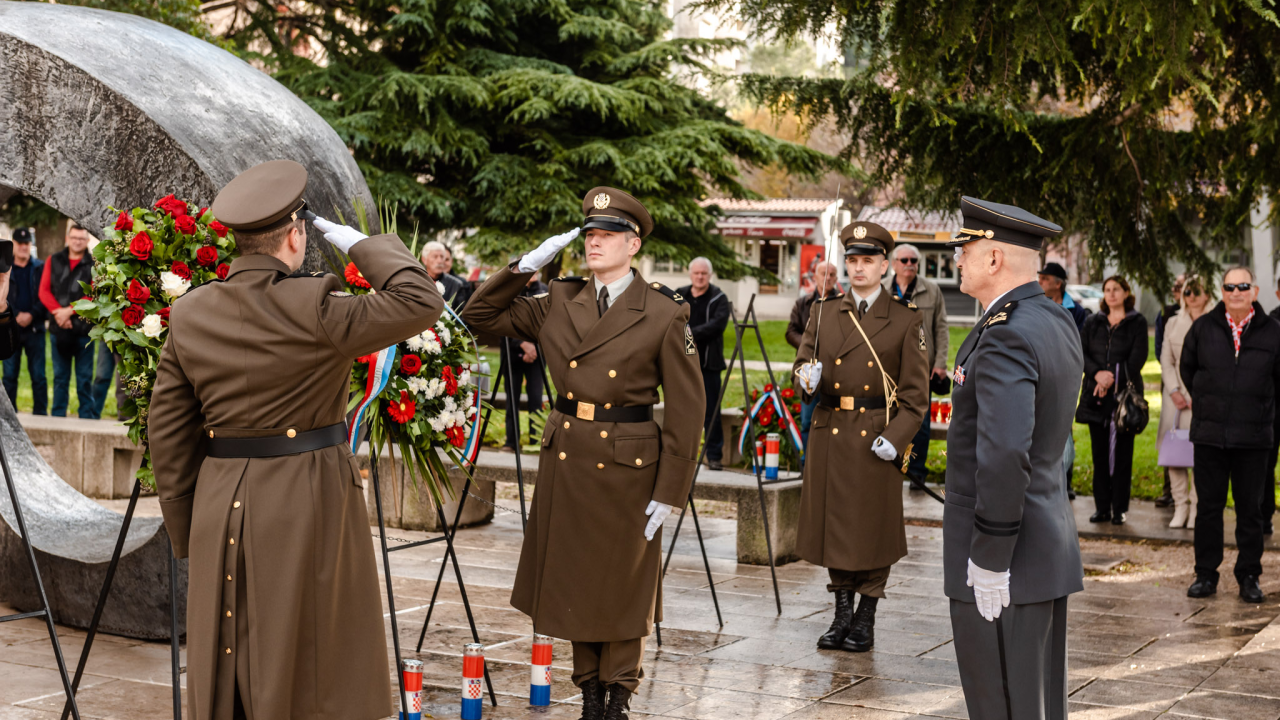 Polaganjem vijenaca i mimohodom 15. domobranska pukovnija obilježila 30 godina od osnutka