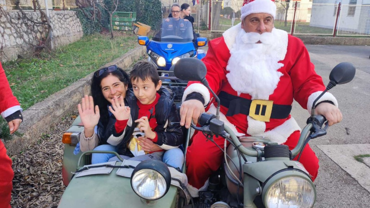 Bajkeri navukli odijelo Djeda Božićnjaka i posjetili korisnike Centra Šubićevac