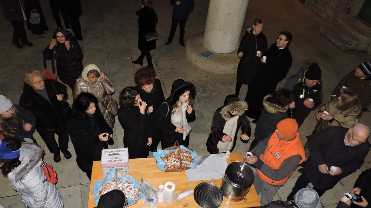 Tradicionalni šibenski običaj Proslave: Pred katedralom se pjevalo i častilo fritulama i kuhanim vinom