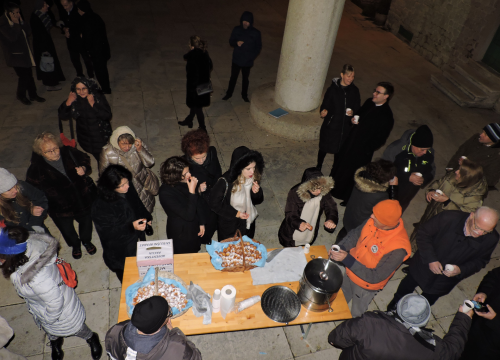 Tradicionalni šibenski običaj Proslave: Pred katedralom se pjevalo i častilo fritulama i kuhanim vinom