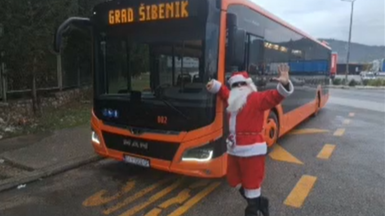 Djed Božićnjak u Šibeniku ne vozi saonice, ali zato ga se može pronaći u autobusu