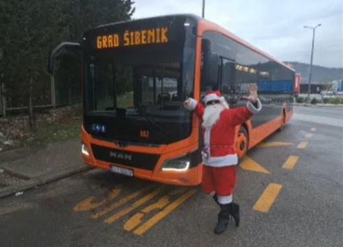 Djed Božićnjak u Šibeniku ne vozi saonice, ali zato ga se može pronaći u autobusu