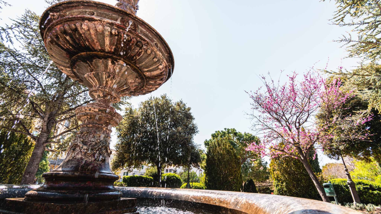 Danas je u Đardinu Adventura, a nekad su mogle ući samo 'mirne osobe, pristojno i čisto odjevene'