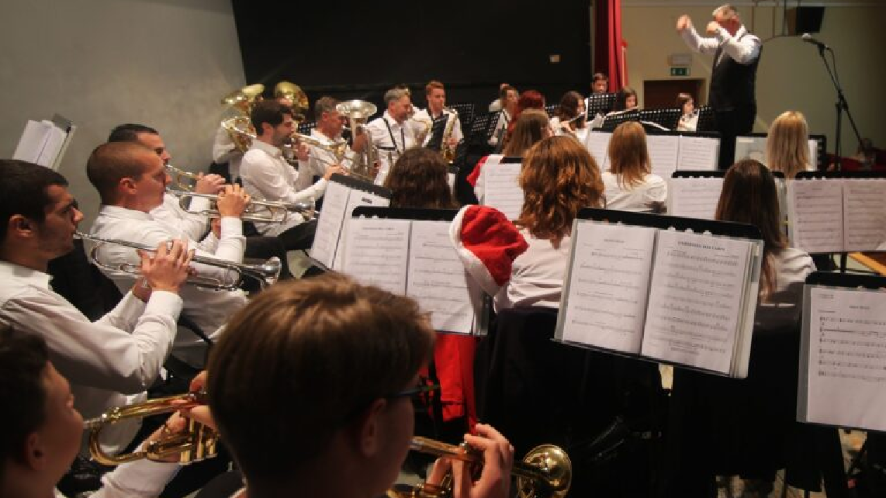 Puhački orkestar Pirovac održao tradicionalni božićni koncert