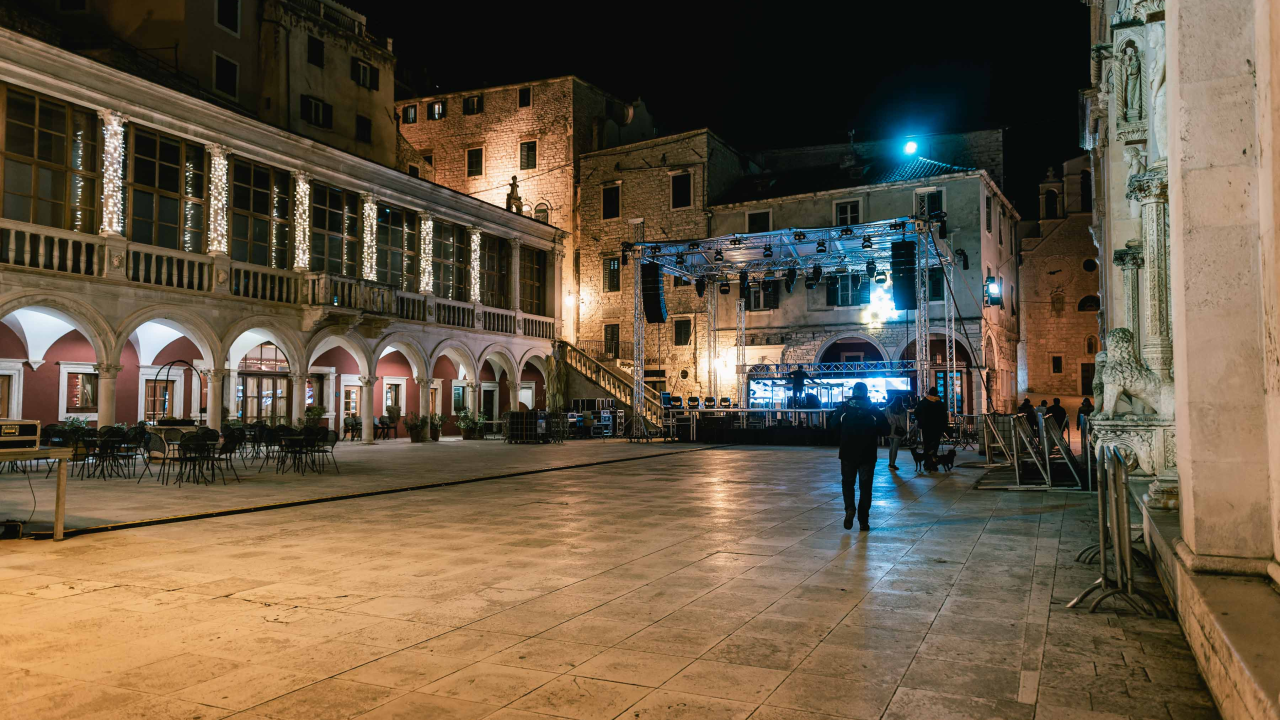Šibenik se sprema za večer o kojoj će se dugo pričati: Montiraju se pozornica i šankovi