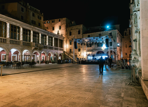 Šibenik se sprema za večer o kojoj će se dugo pričati: Montiraju se pozornica i šankovi