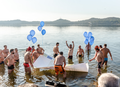 Nekoliko odvažnih okupalo se na Banju u podne na samu Novu godinu: 'U-vodi-mo euro'