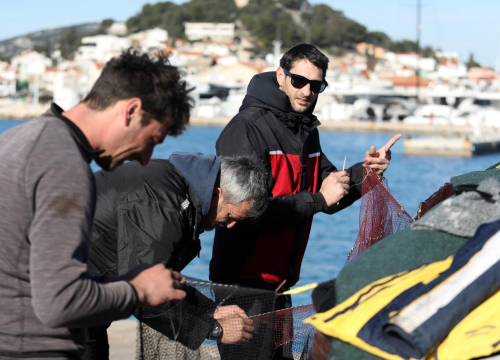 Dok traje lovostaj na srdele tribunjski ribari krpaju mreže: ‘Kaki je to vez? Najlipši!’
