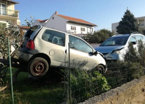 Vodice: Izgubila nadzor nad vozilom, uletjela u dvorište i udarila u parkirani automobil