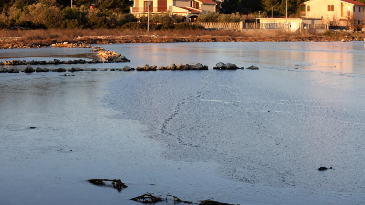 Zaleđena površina mora u jezeru Solina kod Zablaća!