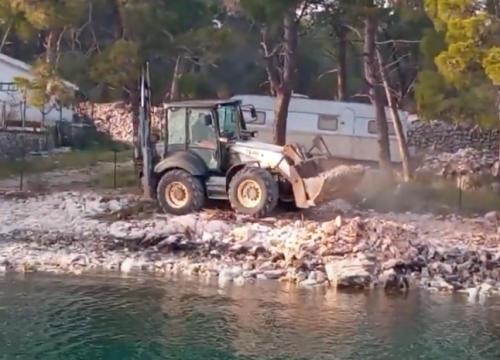 Uhvaćen dok razvaljuje obalu bagerom na Jadriji u Guštinoj vali