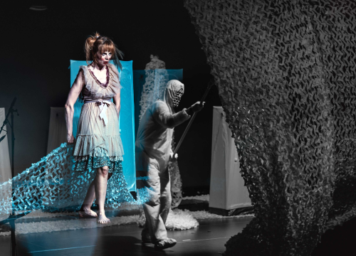 Neverbalna fantazija u Arsenu u maniri novog cirkusa: Usamljena žena protiv masovnog zla