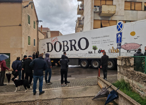 Izvučen šleper iz Težačke ulice: Nije puno okupljenih vjerovalo da se to uopće može