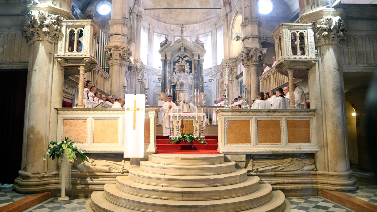 U katedrali sv. Jakova na Veliki četvrtak šibenski biskup Rogić posvetio ulje