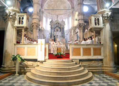 U katedrali sv. Jakova na Veliki četvrtak šibenski biskup Rogić posvetio ulje