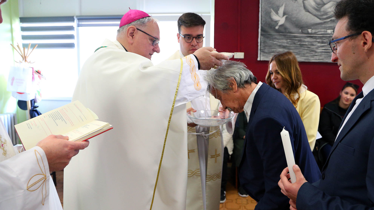 Biskup Rogić u Cvjetnom domu krstio 78-godišnjaka