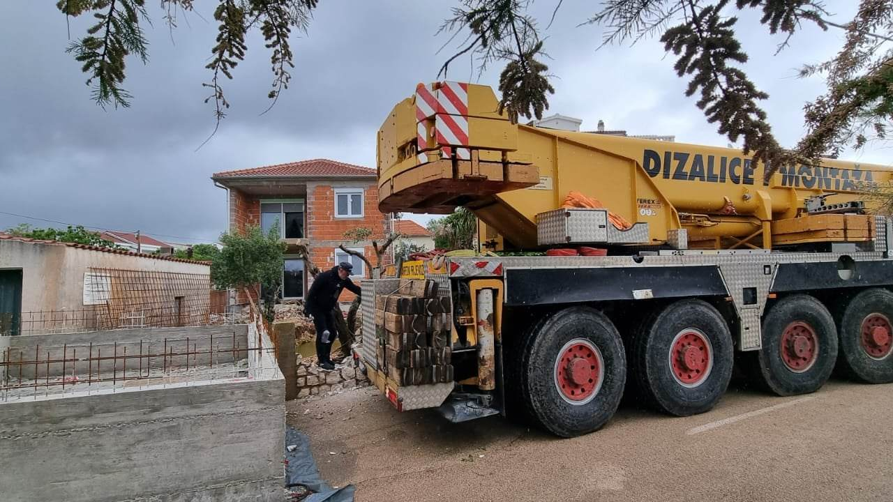 Dizalica 'bazen' s pirovačke ulice prebacila u dvorište gdje i pripada