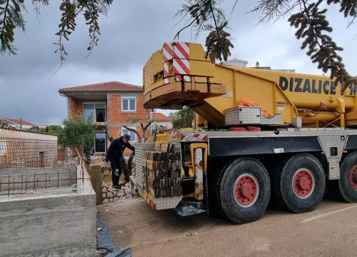 Dizalica 'bazen' s pirovačke ulice prebacila u dvorište gdje i pripada