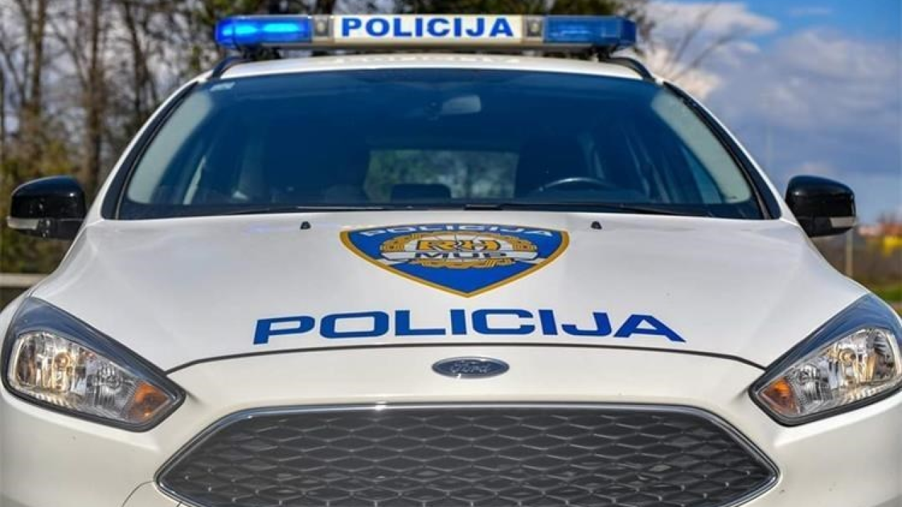 Vozač (79) U Dubravi oduzeo prednost motociklu. Dvije osobe teško ozlijeđene