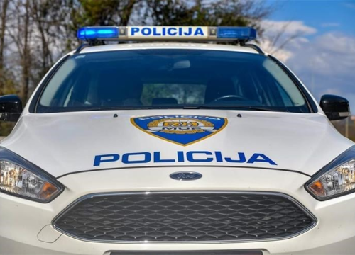 U prometnoj u Kninu lakše ozlijeđena jedna osoba: Vozač (70) nije poštovao prednost