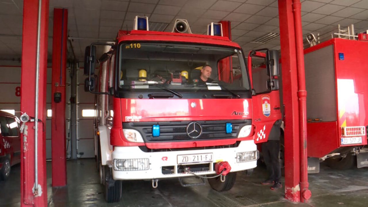 Vatrogasci noćas intervenirali kod Knina zbog tehničke intervencije u prometu