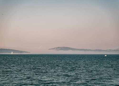 Fotografija 2 - Nestvarni prizori s Tijata: Obonjan i Zmajan ‘lebde’ nad morem prekrivenim maglom