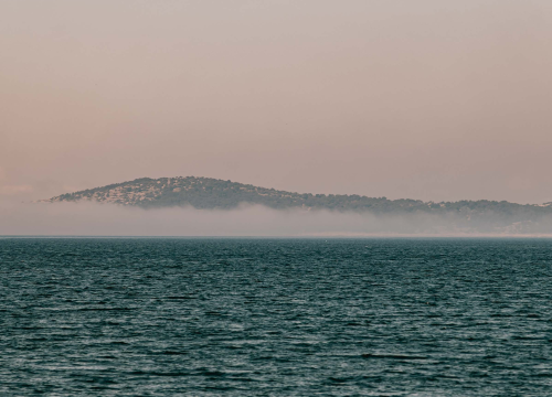Fotografija 3 - Nestvarni prizori s Tijata: Obonjan i Zmajan ‘lebde’ nad morem prekrivenim maglom