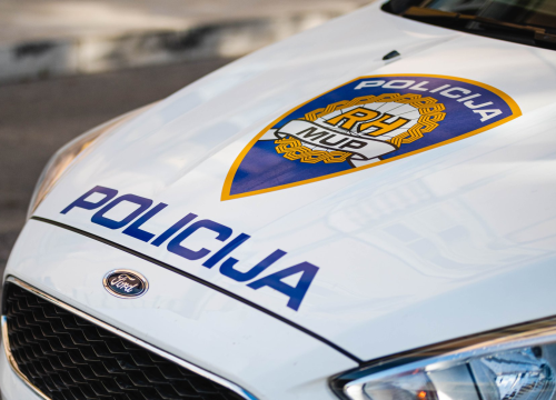 U Ražinama sudar maloljetnog biciklista i automobila, kod Dumbočice stranac autom pogodio znak