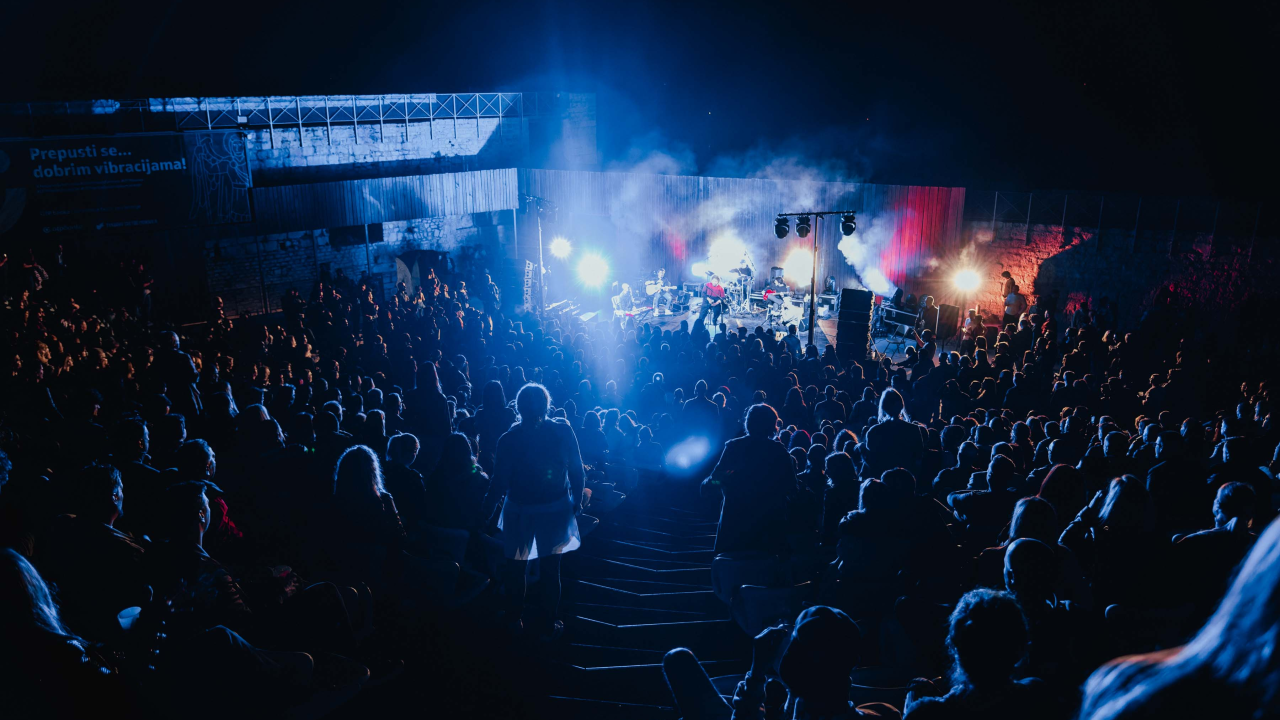 Sve što dosad znamo o sezoni na sv. Mihovilu: Od šibenskih do svjetskih zvijezda i sve ono između