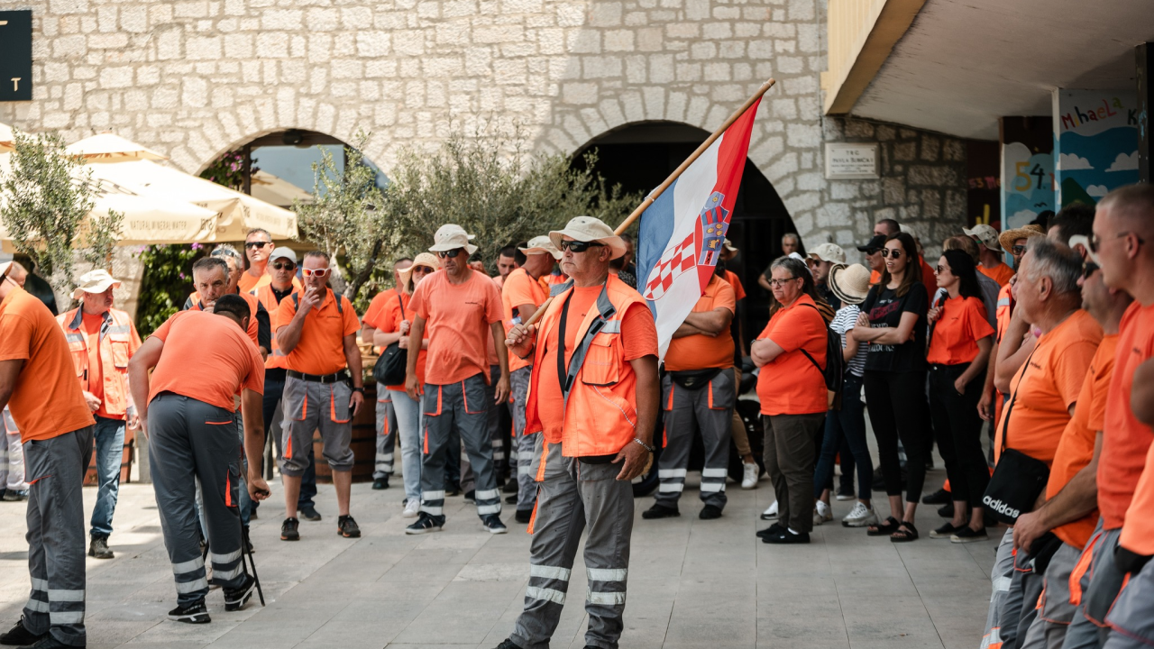 Štrajk radnika Cesta Šibenik preselio se županu pod prozor, on tvrdi: 'Iza svega stoji HDZ!'
