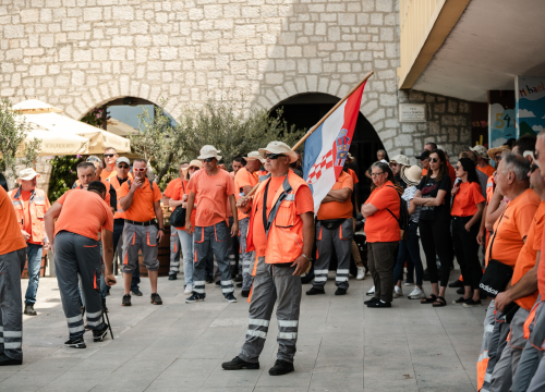 Štrajk radnika Cesta Šibenik preselio se županu pod prozor, on tvrdi: 'Iza svega stoji HDZ!'