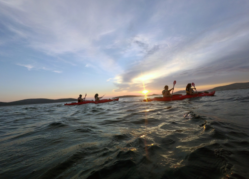 Kajakarenje uz zalazak sunca i zanimljive ture u Vodicama iskustvo je koje ćete pamtiti
