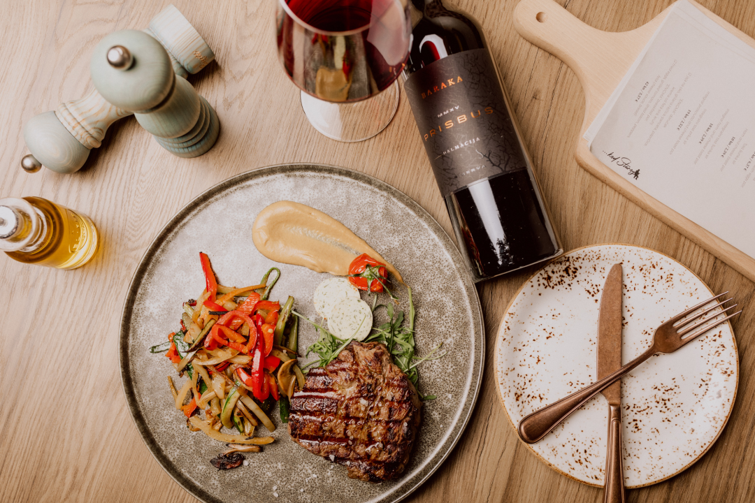 'Kod Starog' oduševite svoje nepce savršeno pripremljenim steakovima od Charolais govedine!