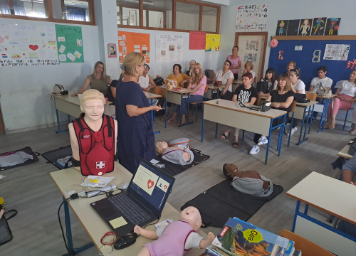 Crveni križ Vodice organizirao edukaciju iz prve pomoći za djelatnike osnovne škole